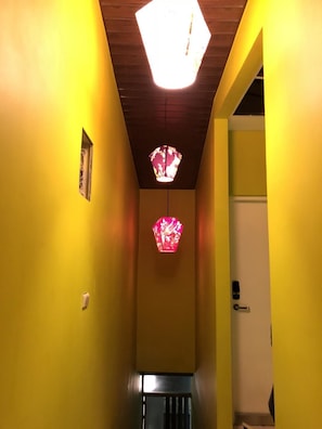 Quarto quádruplo panorâmico | Comodidades do banheiro | Chuveiro, chuveiro com efeito de chuva, produtos de toalete grátis 
