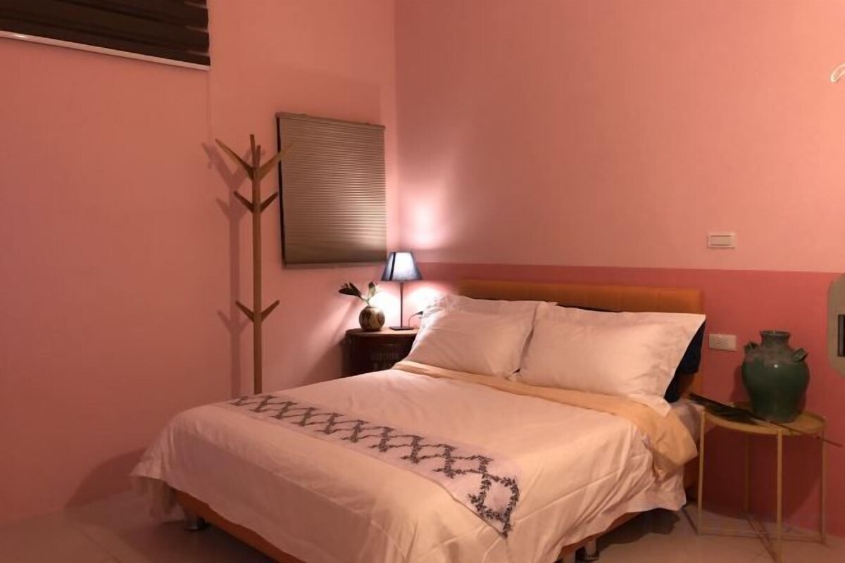 Ropa de cama de alta calidad, cortinas blackout y insonorización