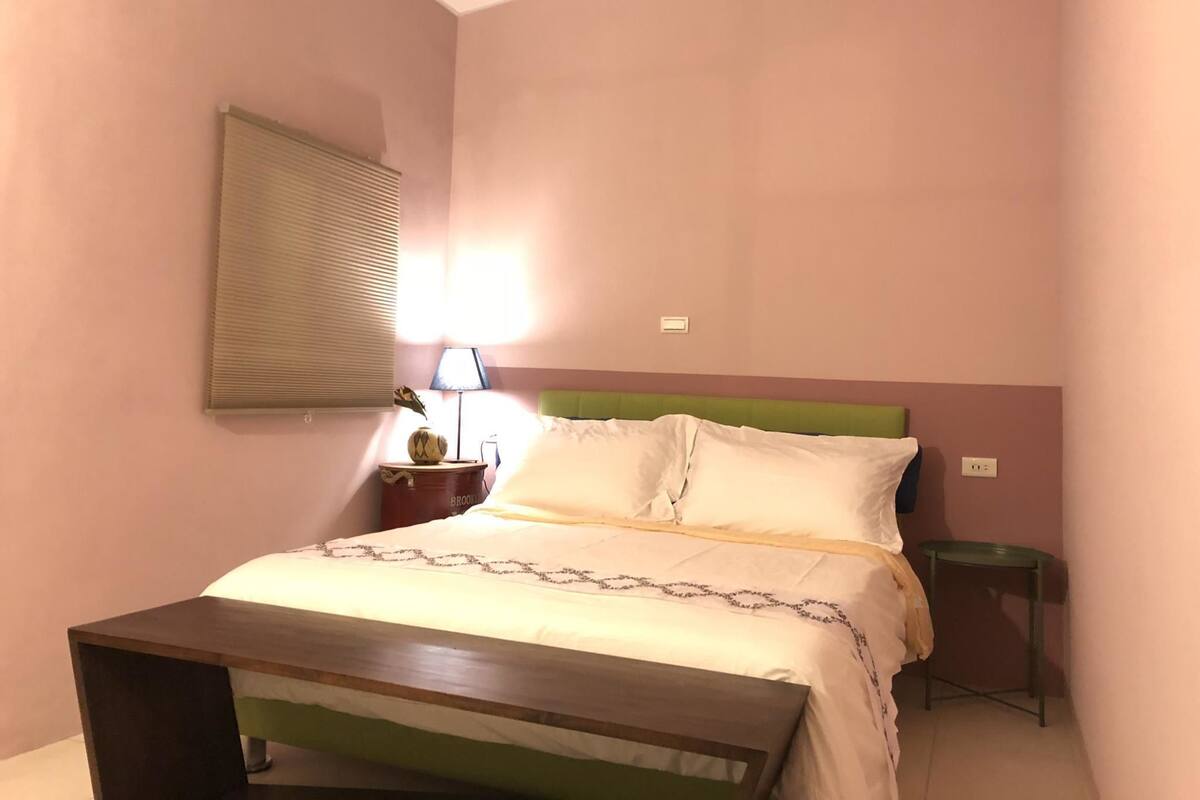 Kamar Double Standar | Seprai premium, tirai kedap cahaya, kedap suara, dan Wi-Fi gratis