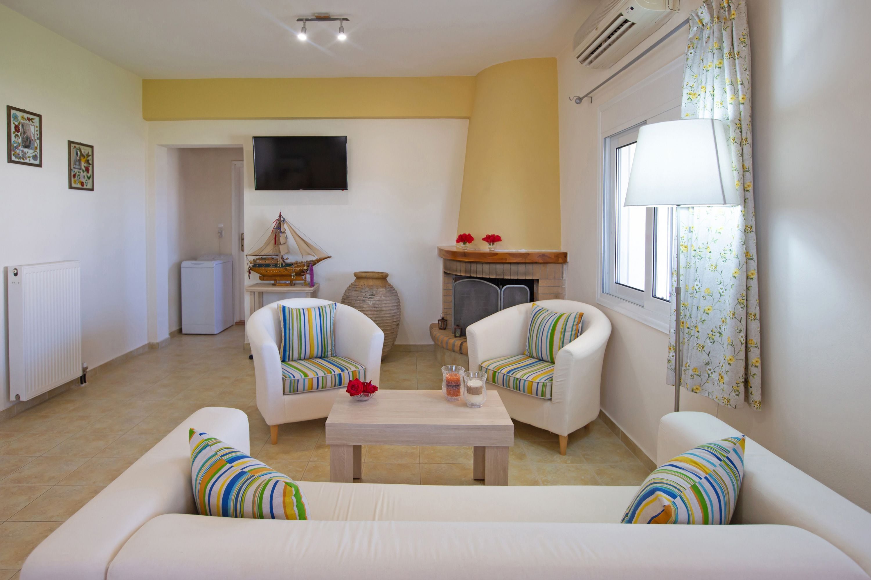 ヴィラ 3 ベッドルーム マウンテンビュー | リビングルーム | 32 インチの薄型テレビ (デジタル放送視聴可)、テレビ