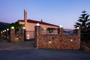 Majoituspaikan julkisivu illalla/yöllä