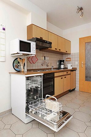 Kühlschrank, Mikrowelle, Ofen, Geschirrspüler