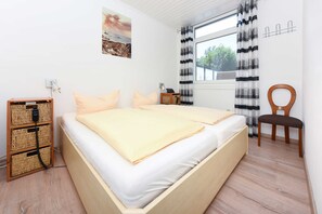 2 bedrooms, travel cot