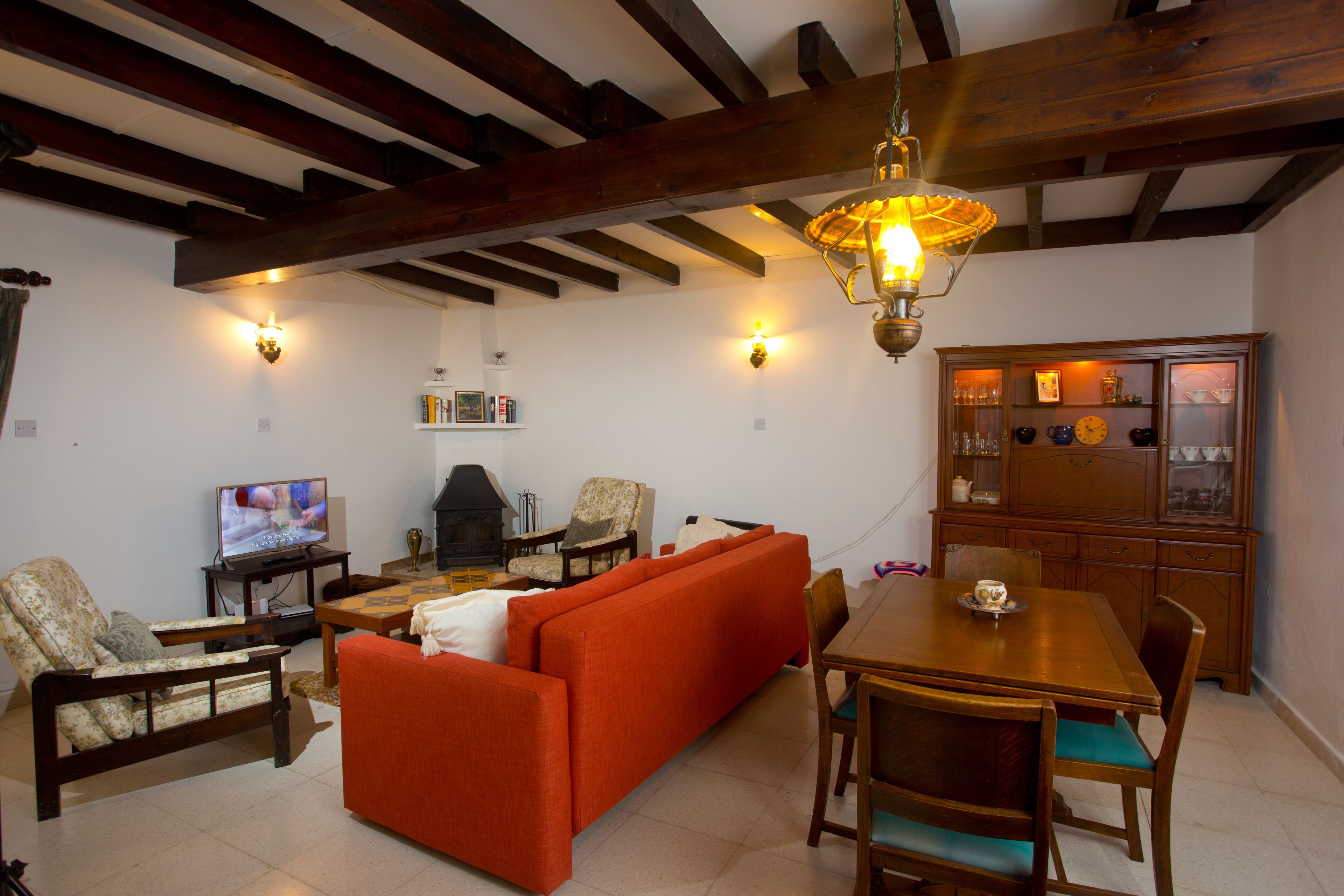 Traditioneel huis, 2 slaapkamers | Woonkamer | Een 32-inch flatscreentelevisie met premium tv-zenders en lcd-televisie