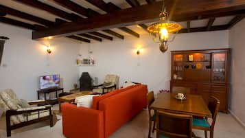 Traditioneel huis, 2 slaapkamers | Woonkamer | Een 32-inch flatscreentelevisie met premium tv-zenders en lcd-televisie