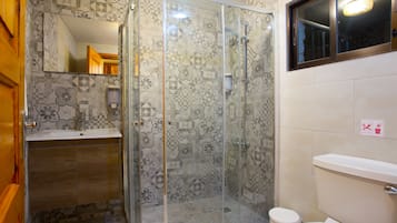 Traditional House, 2 Bedrooms | Bathroom | Shower, hair dryer, towels, soap
