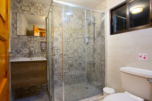 Casa tradicional, 2 habitaciones | Baño | Ducha, secador de pelo, toallas y jabón
