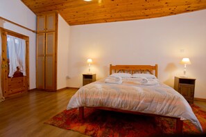 Maison Traditionnelle, 2 chambres | Décoration personnalisée, ameublement personnalisé, bureau