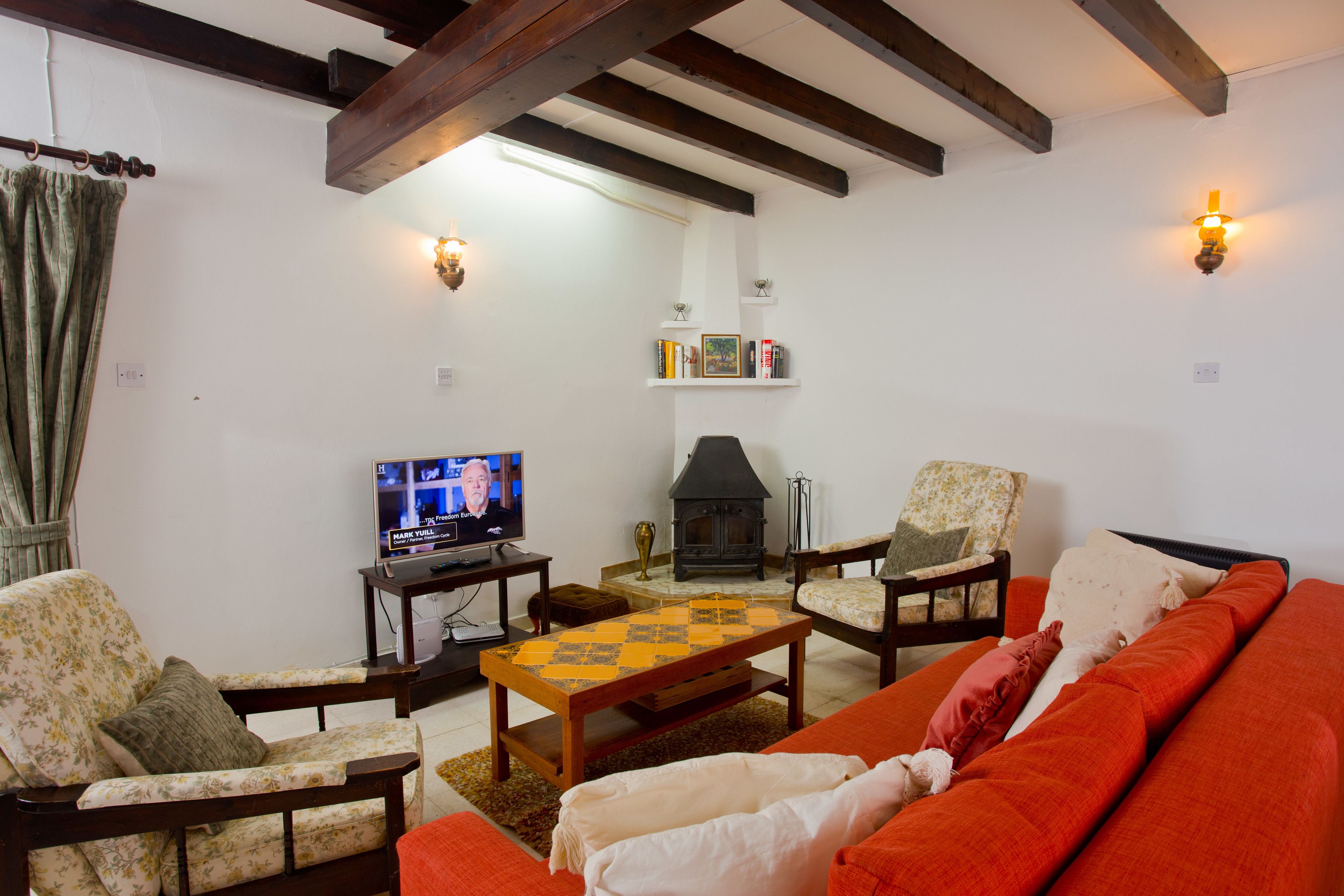 Traditional House, 2 Bedrooms | Living room | 32-inch flat-screen TV with premium channels, LCD TV, fireplace