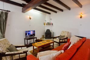 Traditional-Haus, 2 Schlafzimmer | Wohnzimmer | 32-Zoll-Flachbildfernseher mit Premium-TV-Sendern, LCD-Fernseher, Kamin