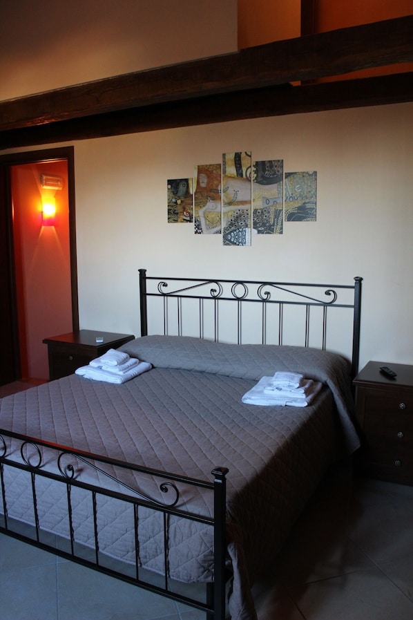 Cots/infant beds, free WiFi, bed sheets