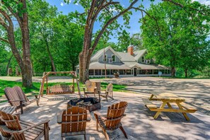 Outdoor dining - Escape to The Clubhouse at Big Rock Creek – Your All-Season Adventure Awaits! (St. Croix)