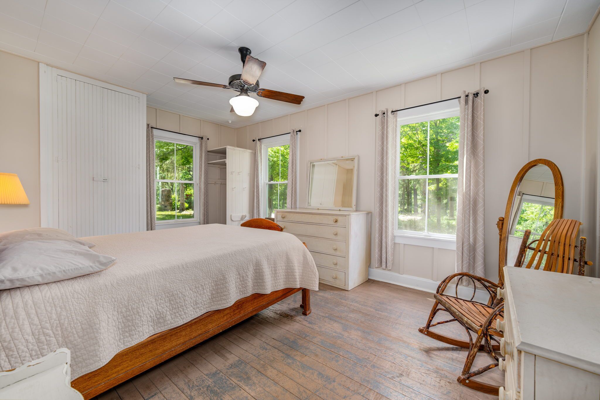 4 室のベッドルーム、デスク、アイロン / アイロン台、旅行用ベビーベッド