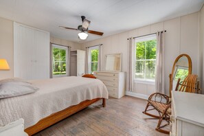 4 bedrooms, desk, iron/ironing board, travel crib - Escape to The Clubhouse at Big Rock Creek – Your All-Season Adventure Awaits! (St. Croix)