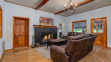 Een smart-tv en een open haard