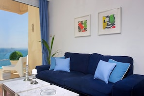 Deluxe Apartment, Multiple Beds, Non Smoking | Living room