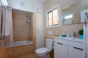 Deluxe Apartment, Multiple Beds, Non Smoking | Bathroom