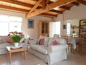 Living area - Cozy House in Ars-en-Ré - Near Port, Shaded Terrace, WiFi, Fireplace, and Modern Kitchen (Ars-en-Ré)