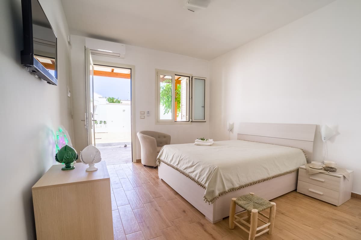 Minibar, desk, blackout curtains, free WiFi