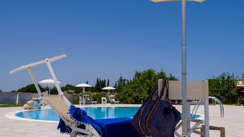 Piscine extérieure, chaises longues