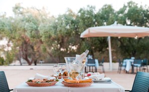 Déjeuner, dîner et souper servis sur place