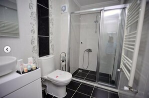 Chambre Double Standard | Salle de bain | Douche, articles de toilette gratuits, sèche-cheveux, chaussons