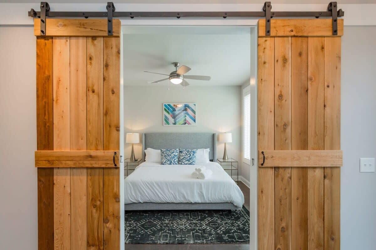 Summer End Sale! Spacious: Geodis Park, Car Garage