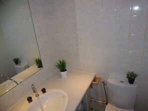 Bathroom - T2 Cabin Apartment Sleeps 6 - Ski - South Balcony (La Mongie)