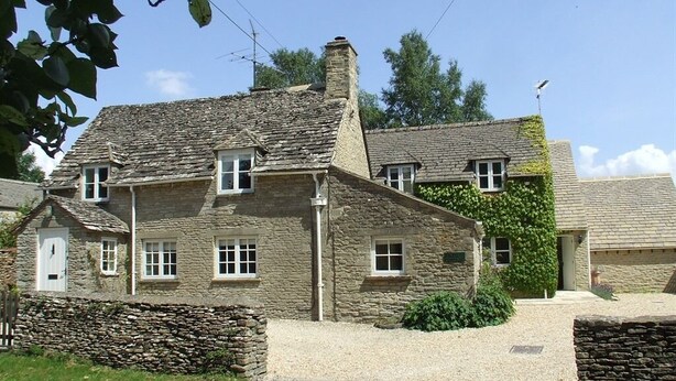 A stone house with a gravel driveway and a stone wall. - Well Cottage B&B (Cirencester)