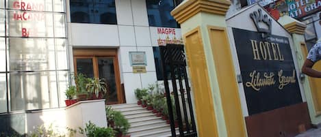 L'ingresso di un hotel con un cartello che riporta la scritta 'Magpie Estate Hotel'.