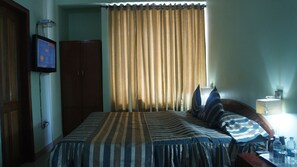 Grand Room, 1 Queen Bed, Non Smoking | Bed sheets