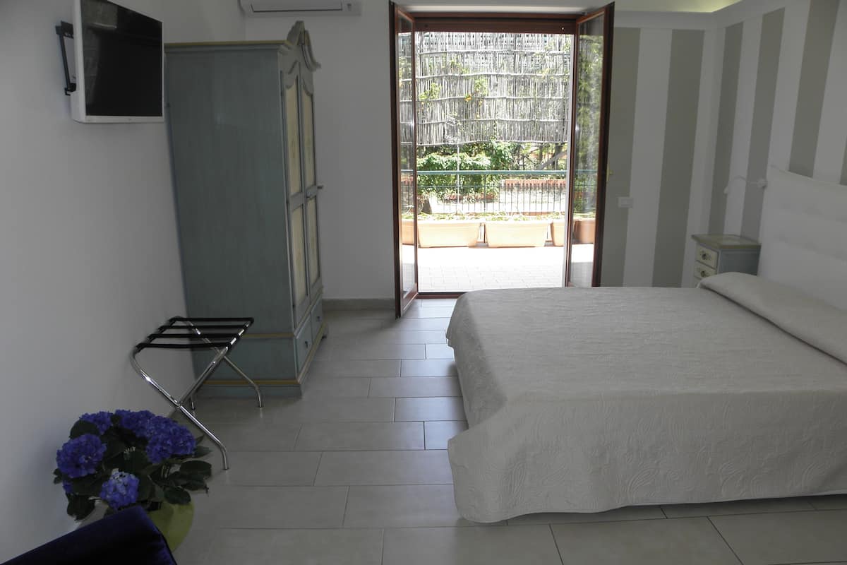 Frigobar, Wi-Fi de cortesia, roupa de cama