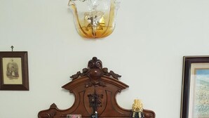 Un mueble de madera con un tablero de ajedrez, cajones y una parte superior decorativa.