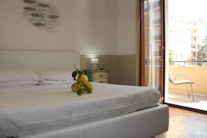 Minibar, truy cập Internet không dây miễn phí, bộ trải giường 