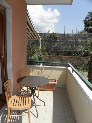 Classic Double Room, 1 Bedroom, Balcony, City View | Bathroom | Free toiletries, hair dryer, bidet, towels
