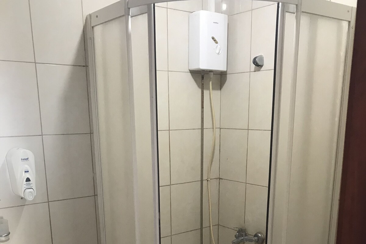 Shower, free toiletries, towels