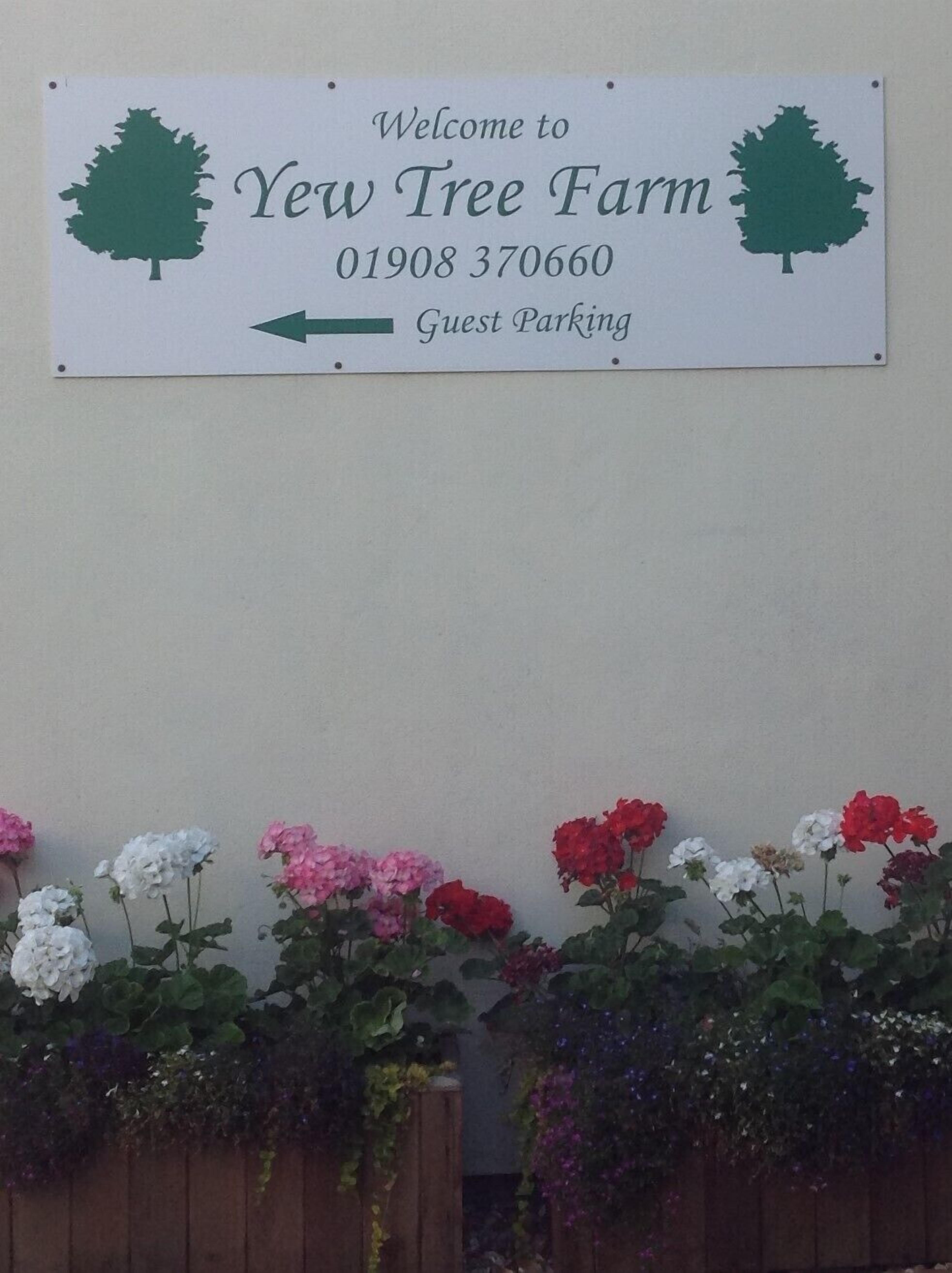 Schild mit der Aufschrift Yew Tree Farm und einer Wegbeschreibung zum Gäste-Parkplatz.