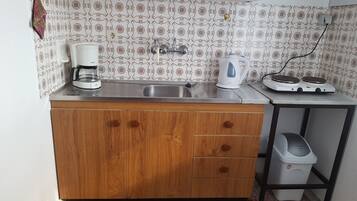 Apartamento | Cozinha americana privada | Geladeira, cooktop, chaleira elétrica