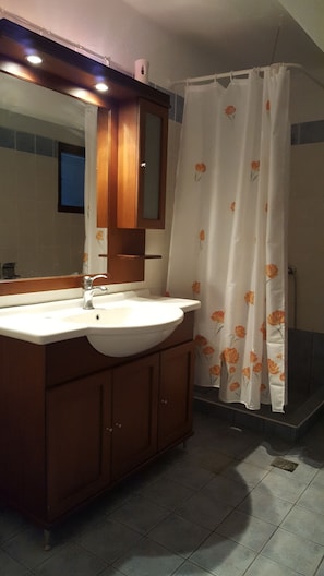 Apartamento | Banheiro | Produtos de toalete grátis, secador de cabelo, toalhas de banho 