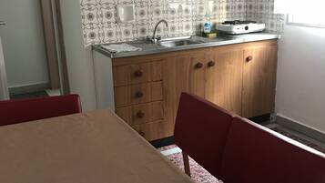 Apartamento | Cozinha americana privada | Geladeira, cooktop, chaleira elétrica