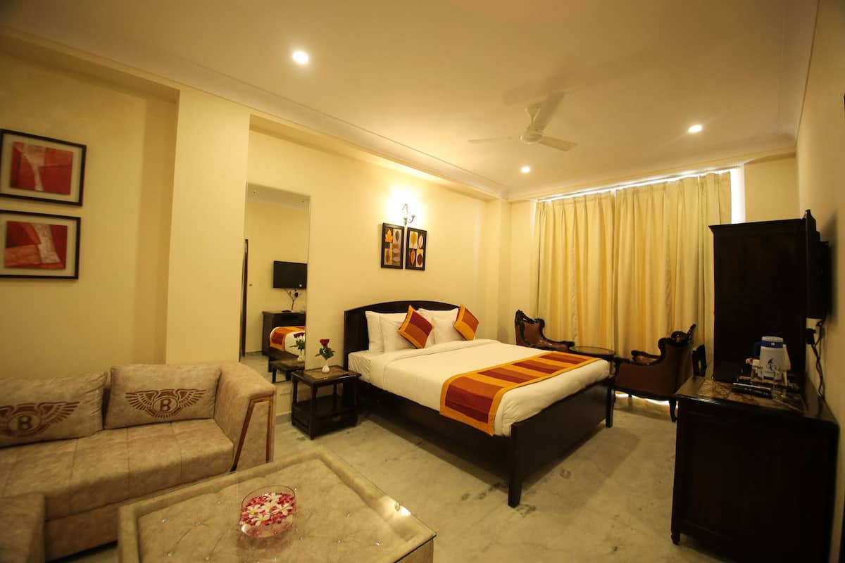 Superior Suite, 1 Queen Bed, Non Smoking | 1 bedroom, premium bedding, minibar, desk