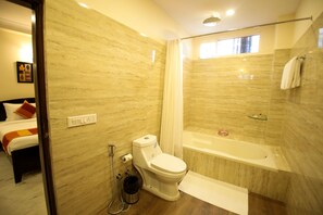 Un baño moderno con inodoro, ducha y bañera.