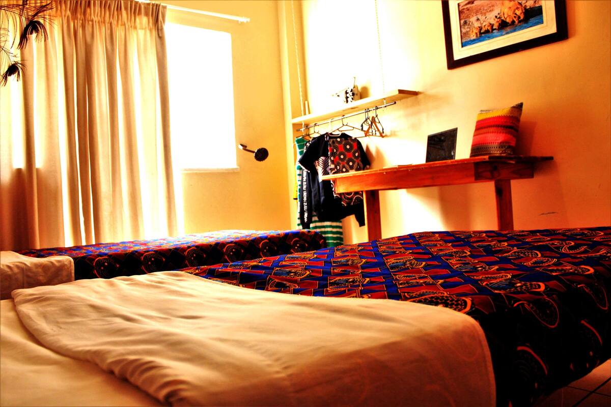 Twin Room (2) | Ropa de cama de alta calidad y tabla de planchar con plancha