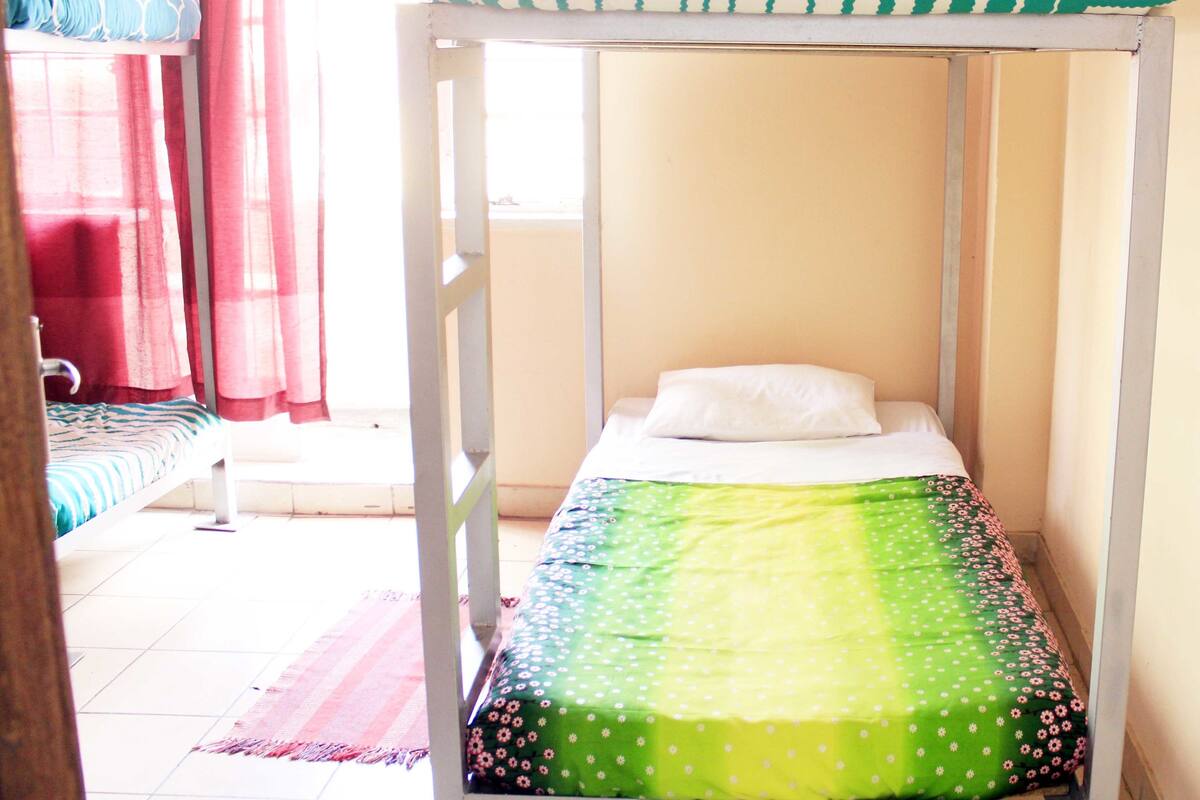 Roupas de cama premium, ferros/tábuas de passar roupa, Wi-Fi de cortesia