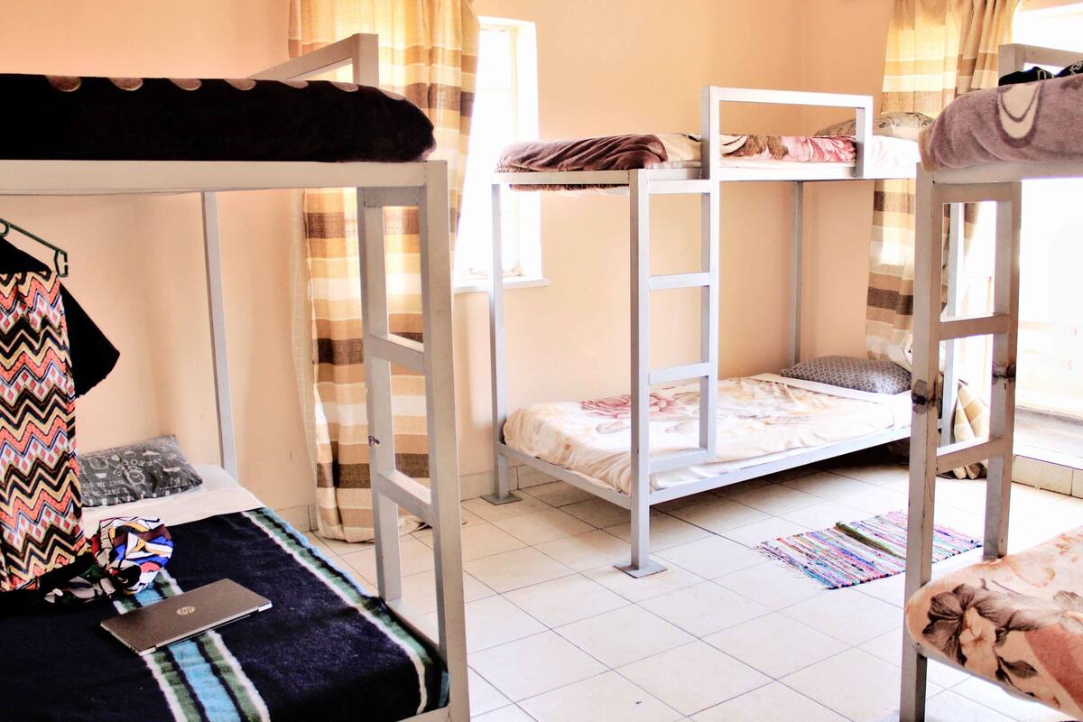 Roupas de cama premium, ferros/tábuas de passar roupa, Wi-Fi de cortesia