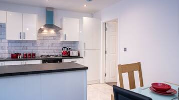 House, 6 Bedrooms | Private kitchen | Full-size fridge, microwave, oven, stovetop