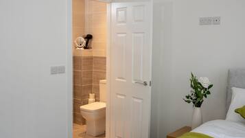 House, 6 Bedrooms | Bathroom | Free toiletries, hair dryer, towels