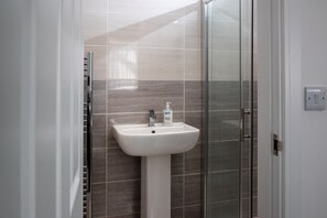 Casa, 6 habitaciones | Baño | Amenidades de baño gratuitas, secadora de cabello, toallas 