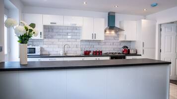 House, 6 Bedrooms | Private kitchen | Full-size fridge, microwave, oven, stovetop