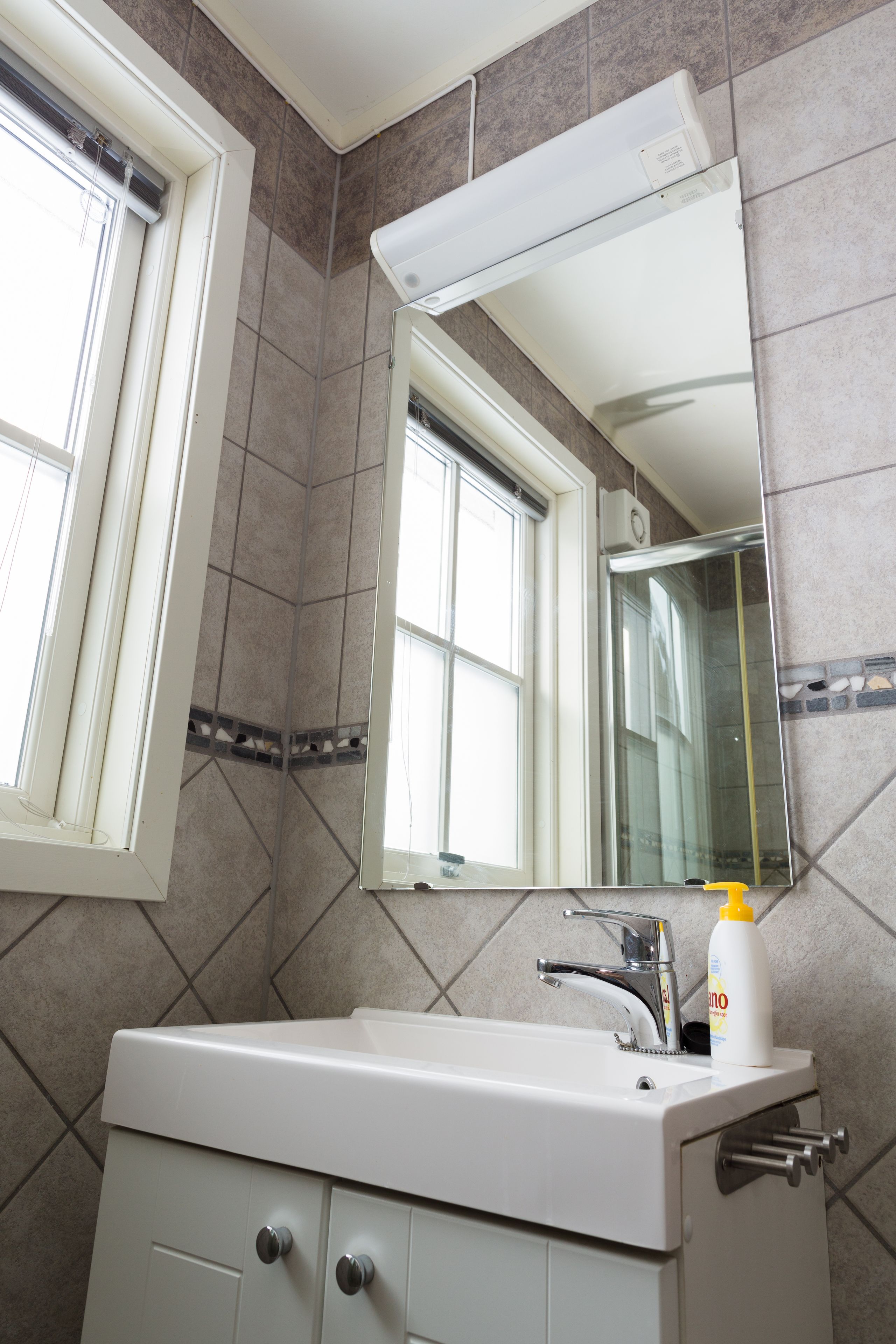 Douche, articles de toilette gratuits, sèche-cheveux